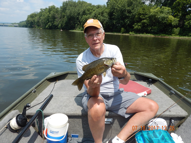 DSCN2202.jpg -                                Hey, this is not the same fish.  I can catch some nicer ones too.