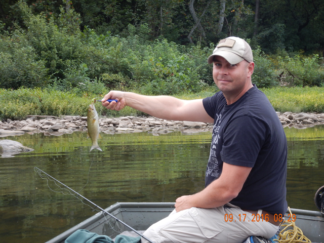 DSCN1676.jpg -             Touch the damn fish Dave!                   