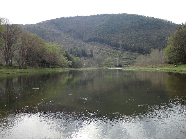 DSC00682.jpg -                                Looking downstream at the honey hole I found.  Must have caught 2 dozen fish and missed twice that many out of here!