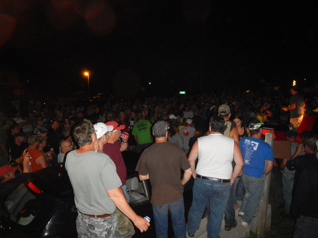 DSCN0254.jpg -                                The crowd was well behaved for the most part..