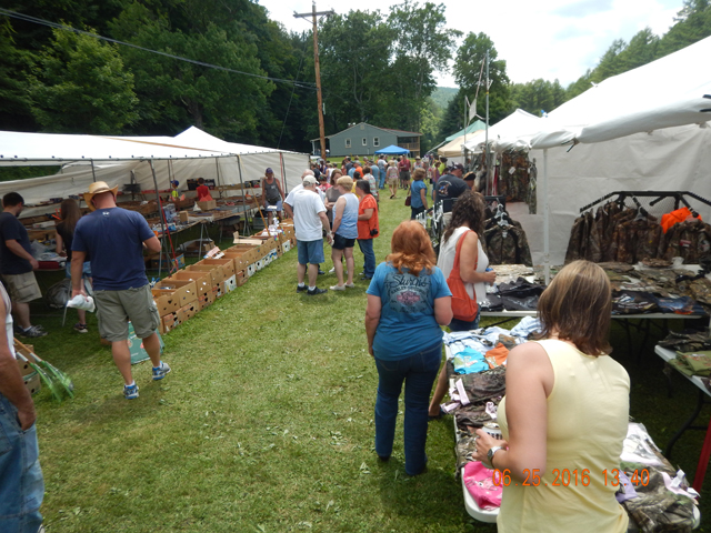 DSCN1471.jpg - Crowd wasn't as seedy as in past years.  Maybe the event is getting a bit more respectable.                               