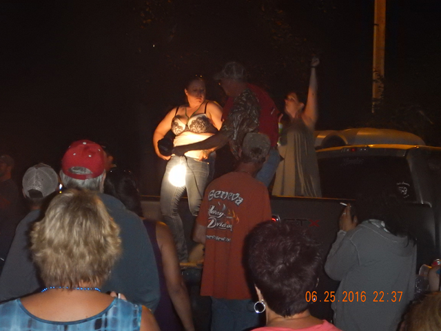 DSCN1508.jpg -                       Then the women started again.  Don't ask, I don't know why I took the pics either.         