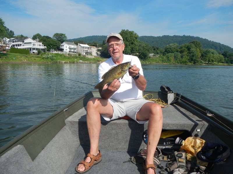 DSCN3237.JPG - Wow, then another beauty.  Folks were saying there are no fish in the Susquehanna.  I'll take these any day ofthe week.