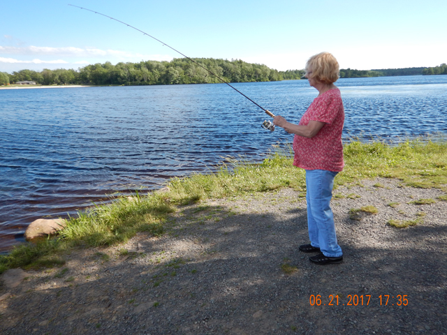 DSCN2150.jpg -                                Even got the wife to handle the rod....Hummmm.
